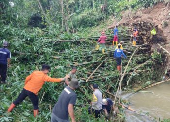 Kanit Binmas & Bhabinkamtibmas Karangtengah Polsek Gunungpuyuh laksanakan Sinergitas Tni-Polri Dengan Kegiatan  Sambang Silaturahmi Dan Kerja Bhakti