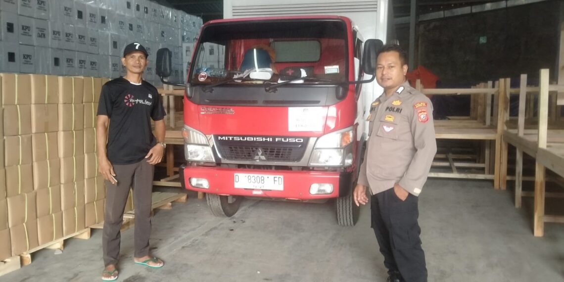 Aparat kepolisian Kawal Ketat Proses Pendistribusian Bilik Suara Pemilu Tahun 2024 Ke 24 Kecamatan Di Kabupaten Sukabumi