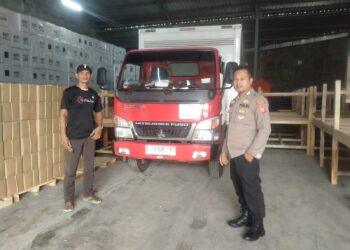 Aparat kepolisian Kawal Ketat Proses Pendistribusian Bilik Suara Pemilu Tahun 2024 Ke 24 Kecamatan Di Kabupaten Sukabumi