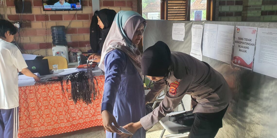 Polsek Warudoyong Polres Sukabumi Kota Kerahkan Sejumlah Personelnya Untuk Amankan Kegiatan Penyortiran Dan Pelipatan Surat Suara Pemilu 2024