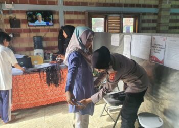 Polsek Warudoyong Polres Sukabumi Kota Kerahkan Sejumlah Personelnya Untuk Amankan Kegiatan Penyortiran Dan Pelipatan Surat Suara Pemilu 2024