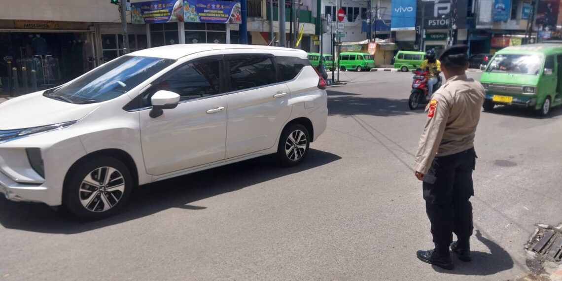 Unit Patroli Polsek Gunungpuyuh Laksanakan Penjagaan Dan Pengaturan (Gatur) Lalu Lintas