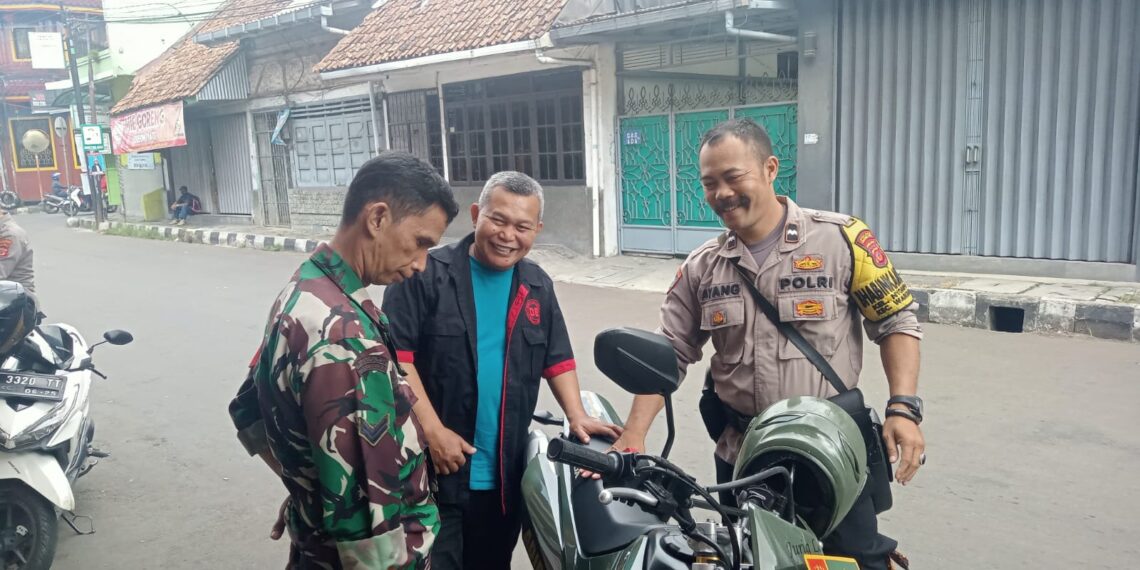 Laksanakan Sambang Ke Warga Setempat Bhabinkamtibmas Kelurahan Nyomplong