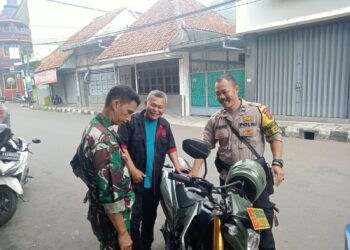 Laksanakan Sambang Ke Warga Setempat Bhabinkamtibmas Kelurahan Nyomplong