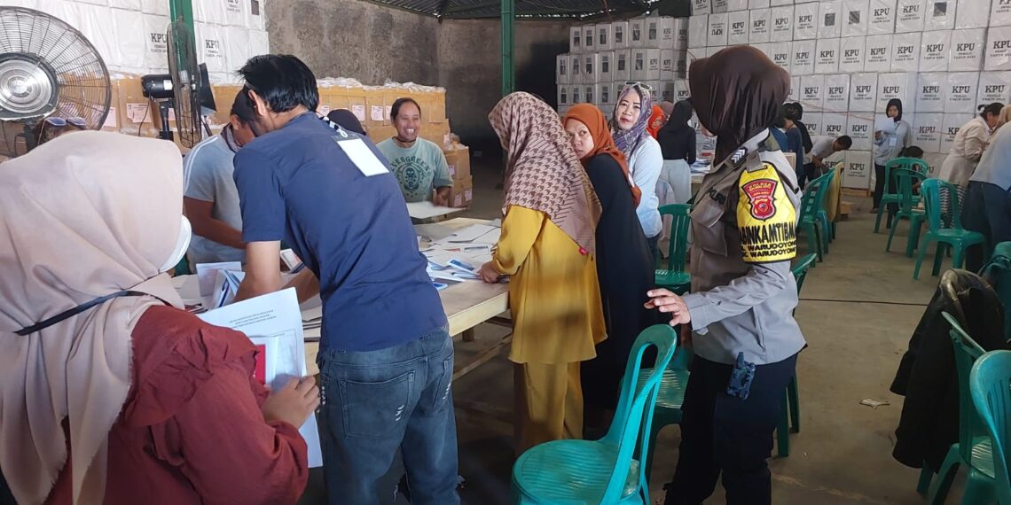 Petugas Gabungan Satgas OMB di Sukabumi Amankan Pelipatan Surat Suara Pemilu 2024