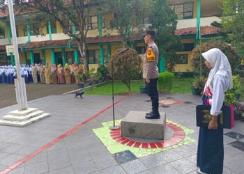 Cegah Kenakalan Remaja, Kapolsek Citamiang  Jadi Pembina Upacara Bendera di SMPN 8 Kota Sukabumi.