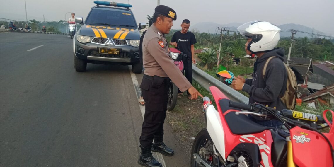 Unit Samapta Polsek Cibeureum Patroli Dialogis Dan Sambangi Warga