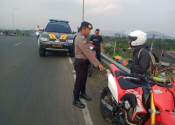 Unit Samapta Polsek Cibeureum Patroli Dialogis Dan Sambangi Warga