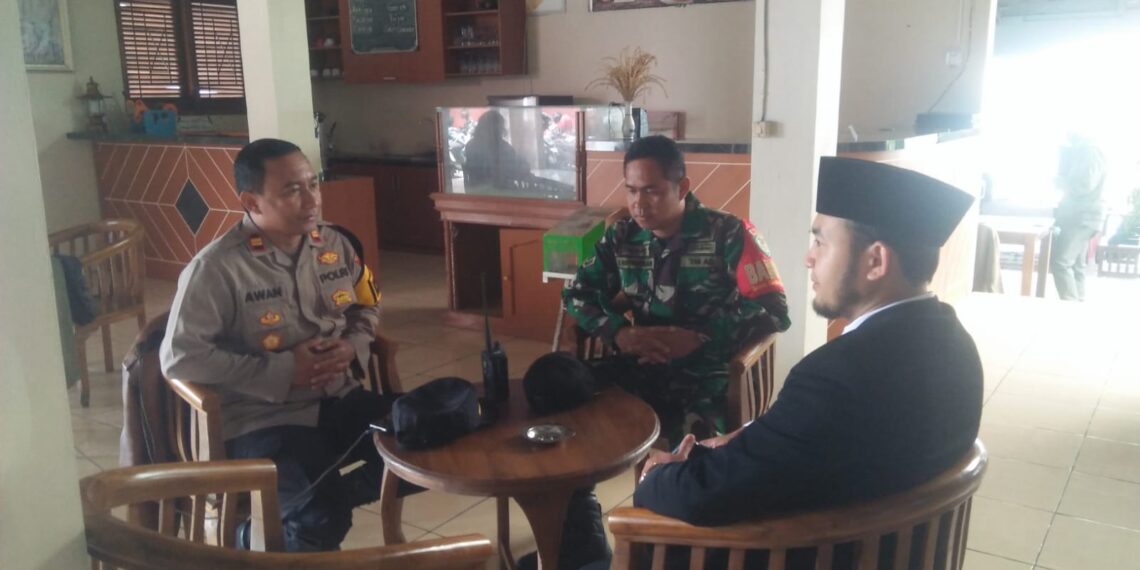 Untuk Dekatkan Dengan Masyarakat Polsek Kadudampit Lakukan Patroli Rutin