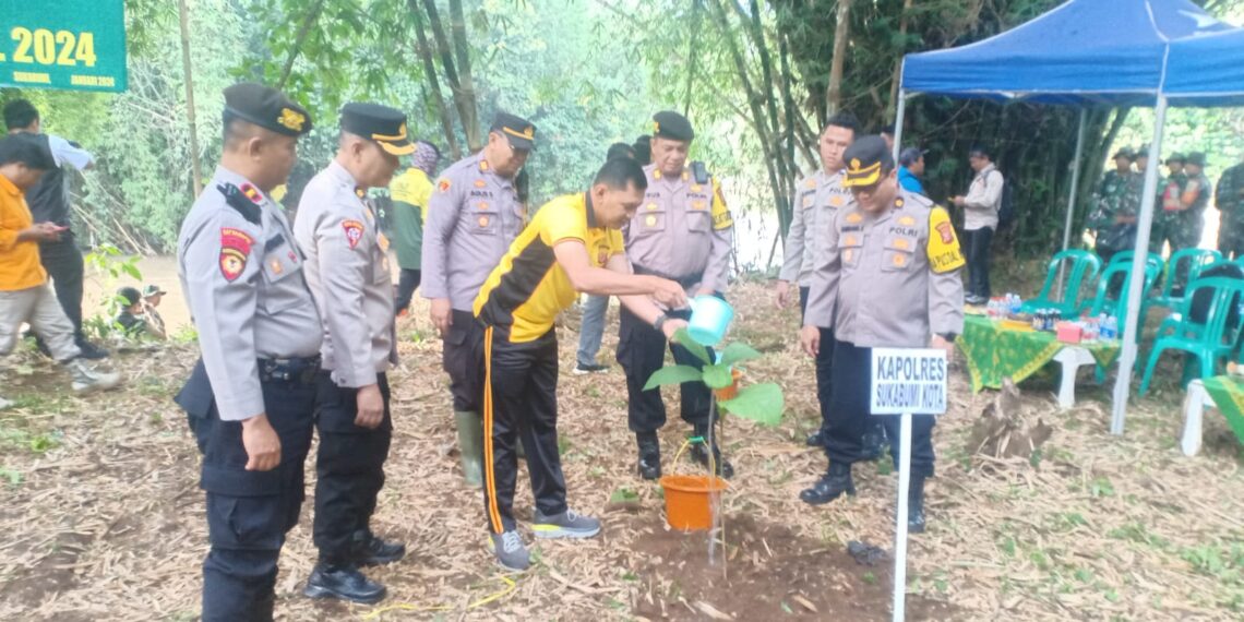 Polsek Lembursitu Laksanakan Monitoring Kegiatan  Karya Bhakti Penghijauan (Tanam Pohon) Dan Pembersihan Sungai  Cimandiri