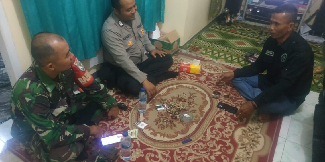 Sinergitas TNI – POLRI, Bhabinsa Bersama Bhabinkamtibmas Polsek Sukalarang Laksanakan Giat Sambang