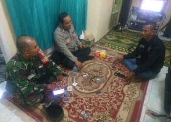 Sinergitas TNI – POLRI, Bhabinsa Bersama Bhabinkamtibmas Polsek Sukalarang Laksanakan Giat Sambang