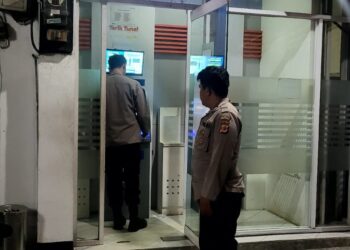 Polisi Polsek Sukalarang Patroli Malam Hari Kontrol ATM BRI Cegah Kejahatan Perbankan