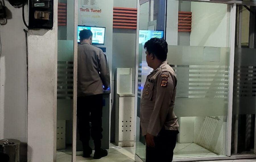 Polisi Polsek Sukalarang Patroli Malam Hari Kontrol ATM BRI Cegah Kejahatan Perbankan