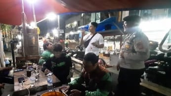 Sambangi Driver Ojek Online, Patroli Polsek Gunungpuyuh Sampaikan Pesan Kamtibmas
