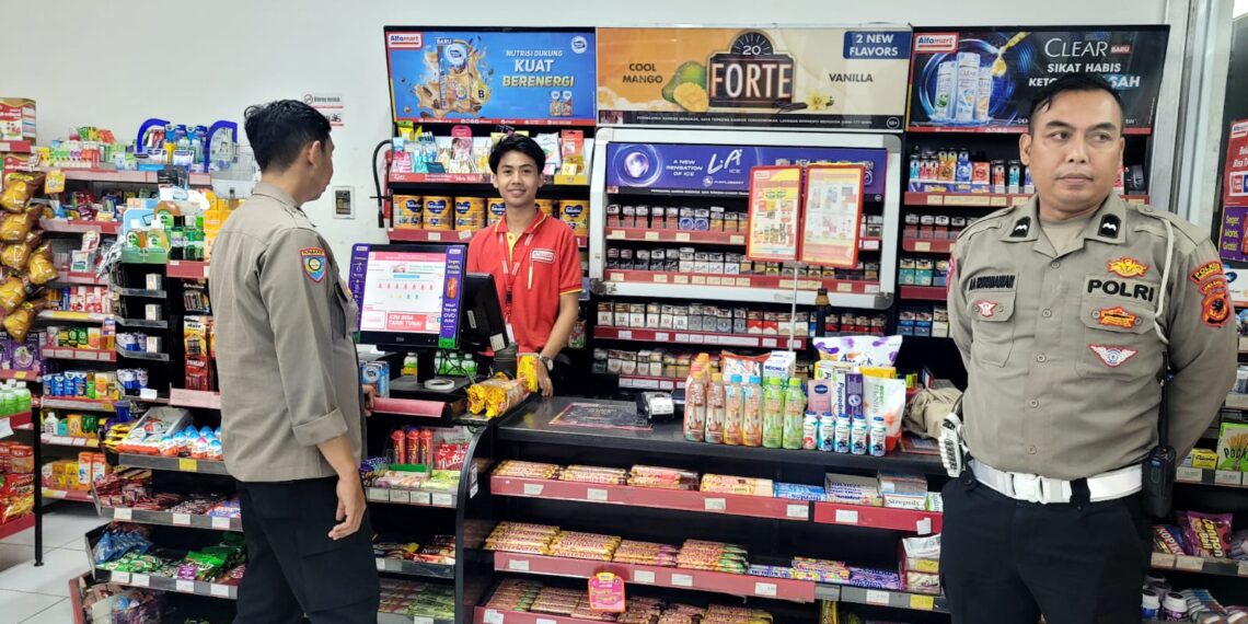 Anggota Samapta Polsek Sukalarang Laksanakan Patroli Malam Kontrol Minimarket