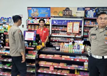 Anggota Samapta Polsek Sukalarang Laksanakan Patroli Malam Kontrol Minimarket