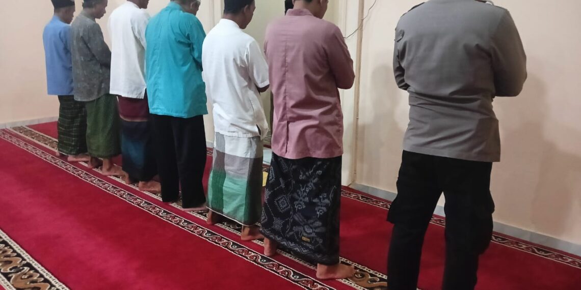 Bhabinkamtibmas Kel.Sriwidari Polsek Gunungpuyuh Giat Sholat Subuh Berjamaah