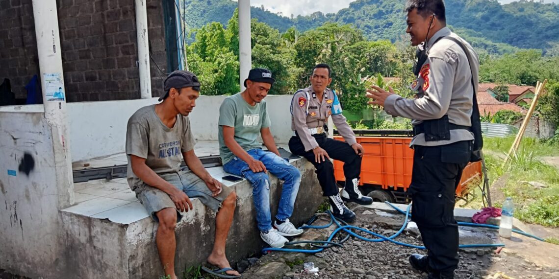 Unit Samapta Polsek Lembursitu Patroli Dialogis Dengan warga Dan Berikan Himbauan Kamtibmas