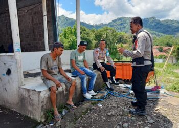 Unit Samapta Polsek Lembursitu  Patroli Dialogis Dengan warga Dan  Berikan Himbauan Kamtibmas