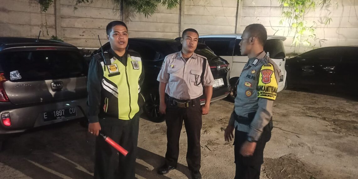 Anggota Patroli dan Bhabinkamtibmas sambangi Petugas security  Sampaikan Himbauan Kamtimbas