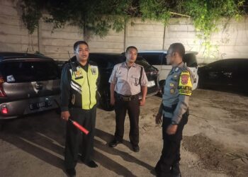 Anggota Patroli dan Bhabinkamtibmas sambangi Petugas security  Sampaikan Himbauan Kamtimbas