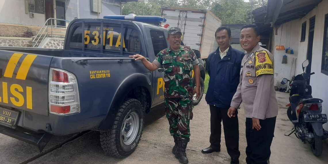 Sinergitas TNI – POLRI, Bhabinsa Bersama Bhabinkamtibmas Polsek Sukalarang Laksanakan Giat Sambang Ke Desa Binaan
