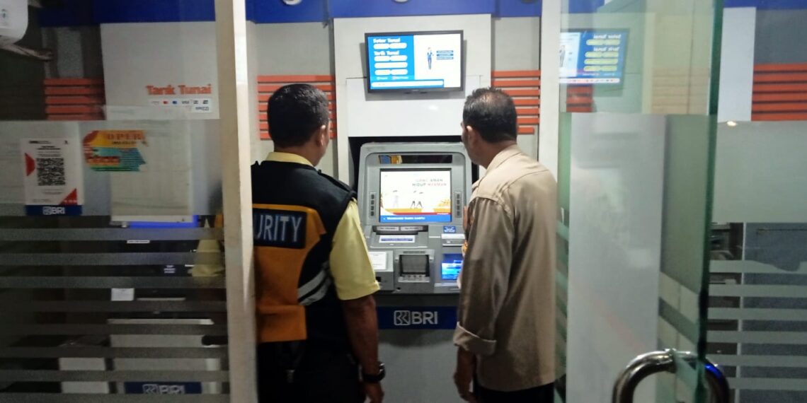 PS Kanit Samapta dan Bhabinkamtibmas Polsek Lembursitu Pantau Dan Cek Mesin ATM