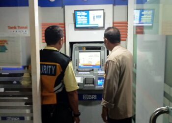 PS Kanit Samapta dan Bhabinkamtibmas Polsek Lembursitu Pantau Dan Cek Mesin ATM
