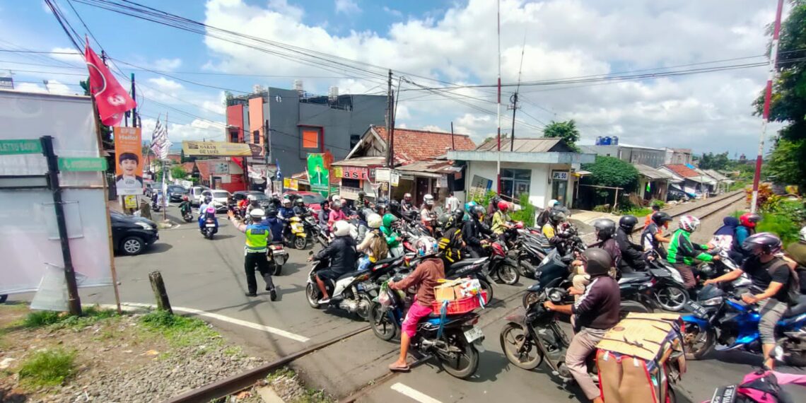 Gatur Lalu Lintas Polsek Warudoyong Paska melintas Kereta Api Pangrango