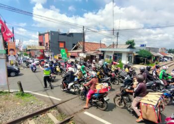 Gatur Lalu Lintas Polsek Warudoyong Paska melintas Kereta Api Pangrango