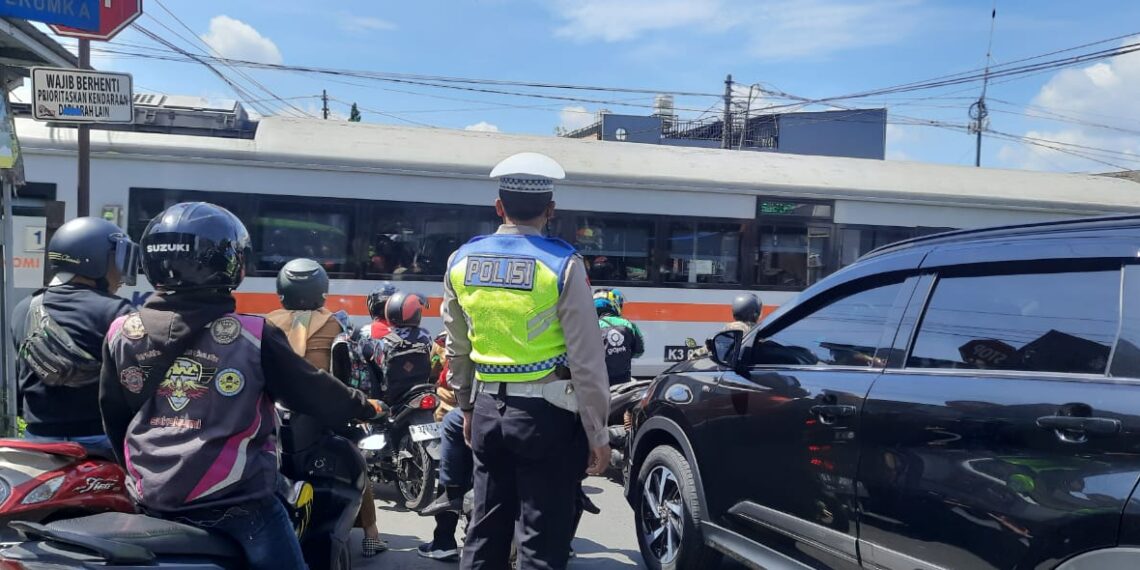 Gatur Lalu Lintas Polsek Warudoyong Paska melintas Kereta Api Pangrango