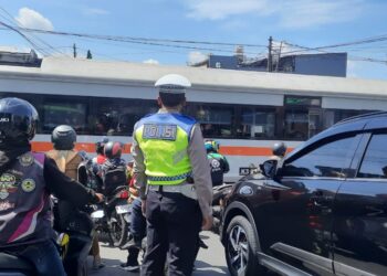 Gatur Lalu Lintas Polsek Warudoyong Paska melintas Kereta Api Pangrango