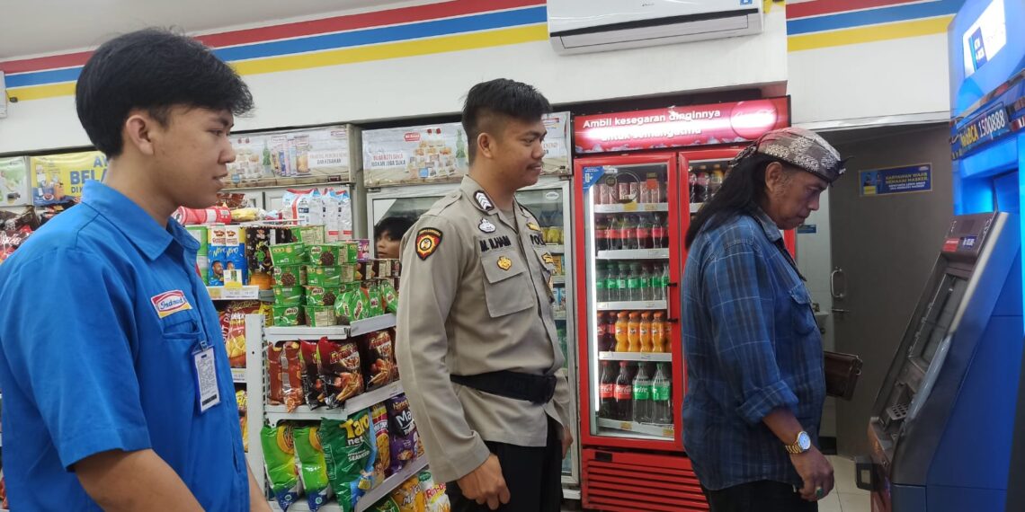 Patroli sambang Karyawan Alfamart dan Indomart beri himbauan kamtibmas