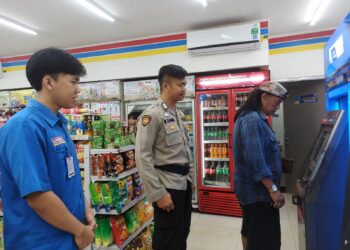 Patroli sambang Karyawan Alfamart dan Indomart beri himbauan kamtibmas
