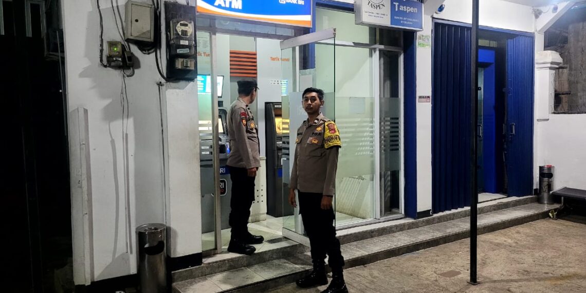 Polisi Polsek Sukalarang Patroli Malam Hari Kontrol ATM BRI Cegah Kejahatan Perbankan