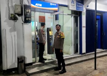 Polisi Polsek Sukalarang Patroli Malam Hari Kontrol ATM BRI Cegah Kejahatan Perbankan