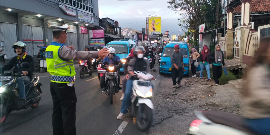 Antisipasi Kemacetan Pagi, Unit Lantas Polsek Sukalarang Melaksanakan Gatur Lalin Saat Jam Masuk Karyawan