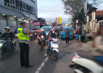 Antisipasi Kemacetan Pagi, Unit Lantas Polsek Sukalarang Melaksanakan Gatur Lalin Saat Jam Masuk Karyawan