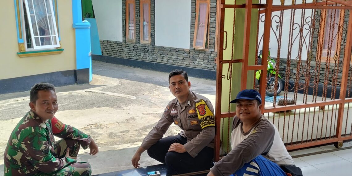 Dekati warga Babinkamtibmas bersinergi dengan Babinsa Sambangi Warga dan Berikan Imbauan Kamtibmas