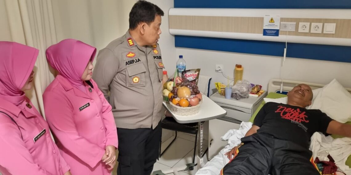 Wujud Peduli, Kapolsek Sukalarang Jenguk Anggotanya Yang Sakit