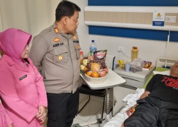 Wujud Peduli, Kapolsek Sukalarang Jenguk Anggotanya Yang Sakit