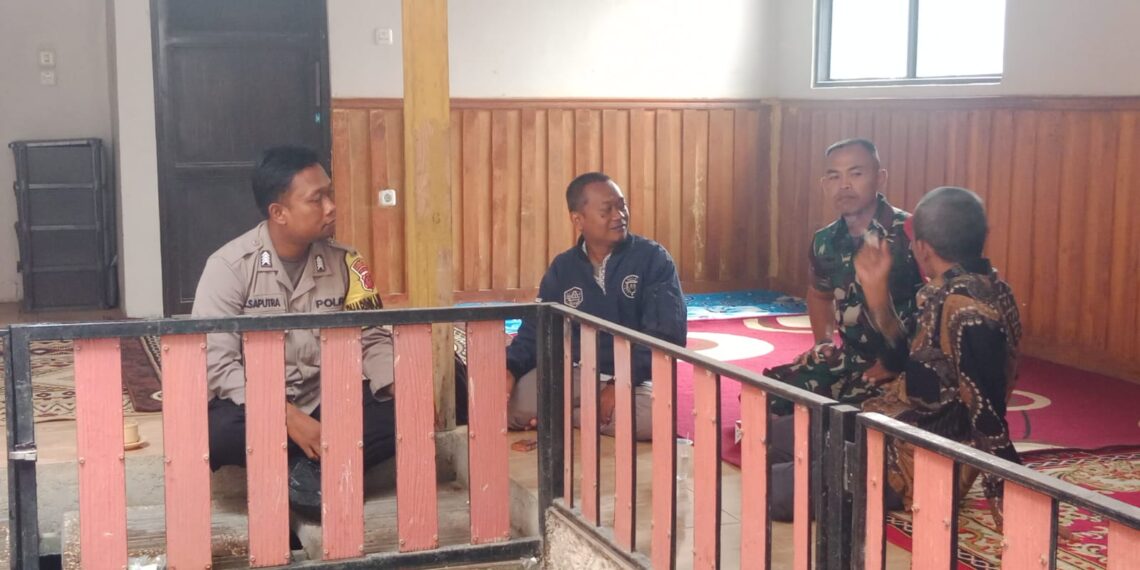 Bhabinkamtibmas Bersinergi dengan Babinsa Sambangi Warga Untuk Tingkatkan Harkamtibmas
