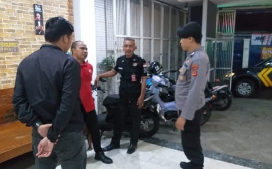 Patroli Rutin Malam Hari, Polsek Gunungpuyuh Sambangi Satpam Hotel / Penginapan sampaikan Himbauan kamtibmas