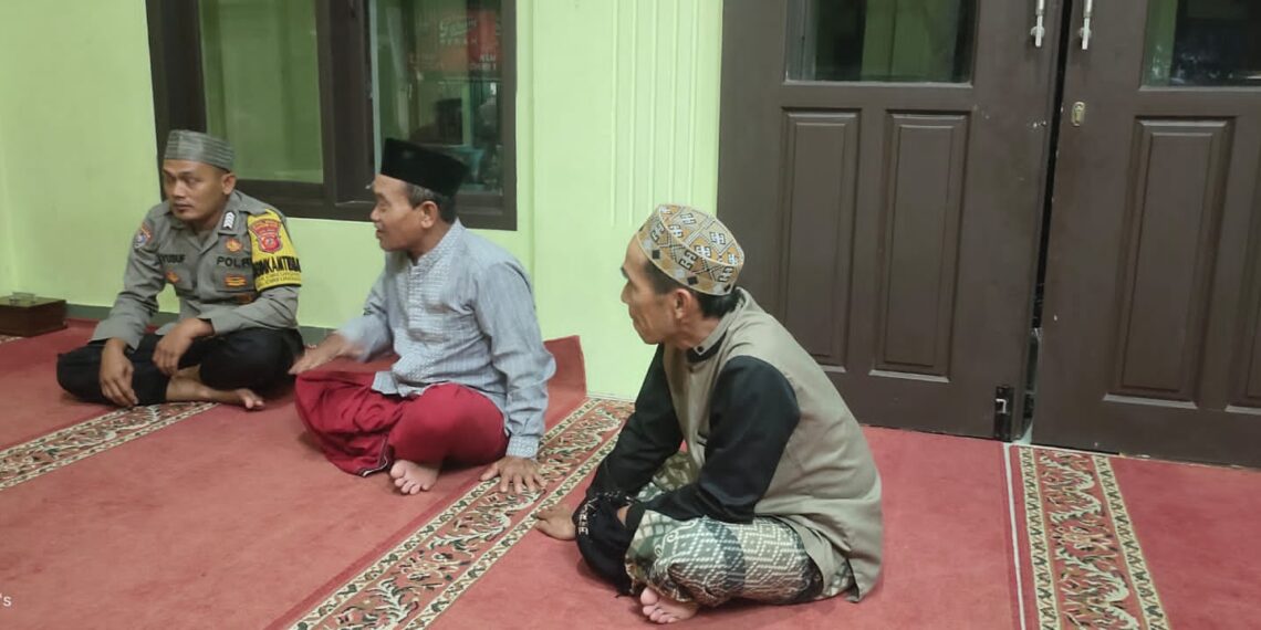 Memberikan Penyuluhan Kepada Masyarakat Bhabinkamtibmas Bersama Babinsa