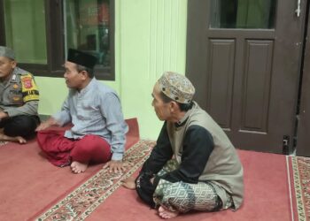 Memberikan Penyuluhan Kepada Masyarakat Bhabinkamtibmas Bersama Babinsa