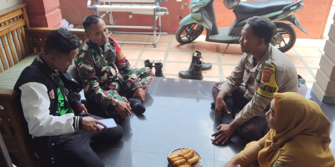 Tingkatkan Harkamtibmas, Bhabinkamtibmas Bersinergi dengan Babinsa Sambangi Warga