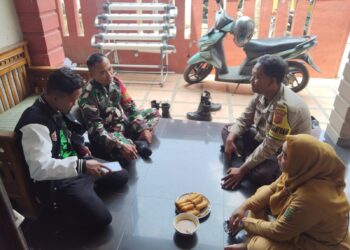 Tingkatkan Harkamtibmas, Bhabinkamtibmas Bersinergi dengan Babinsa Sambangi Warga