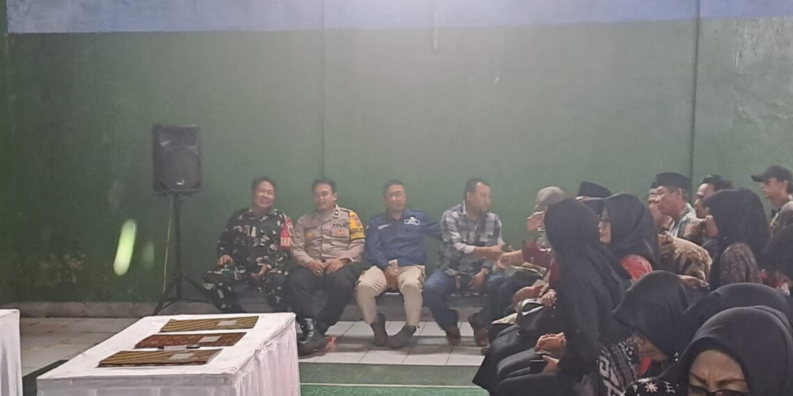 Sinergitas TNI-POLRI Bhabinkamtibmas Kel. Gedongpanjang bersama Babinsa menghadiri Pelantikan Kelompok Penyelenggaraan Pemungutan Suara pada Kelurahan Gedong Panjang.