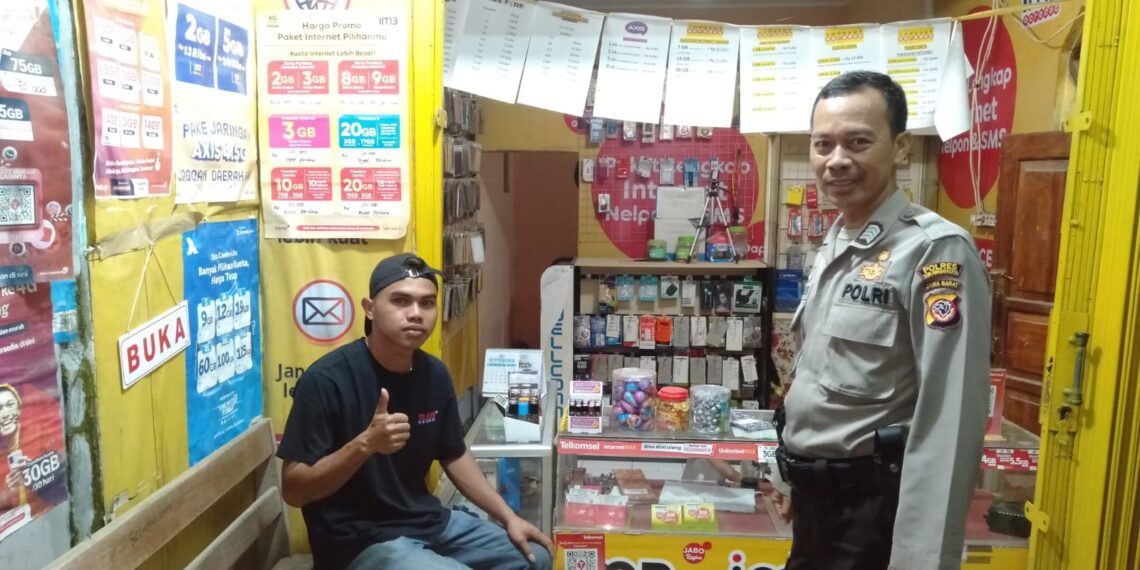 Patroli ke Mini Market Anggota Unit Samapta Polsek Cireunghas Cegah Gangguan Kamtibmas